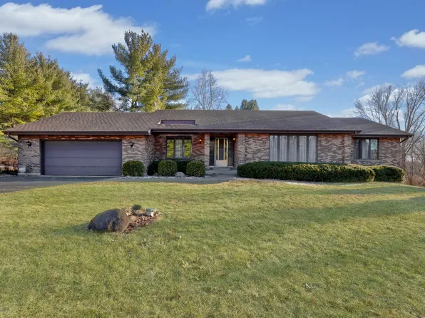 4307 Miller Oaks Dr, McHenry, IL 60051