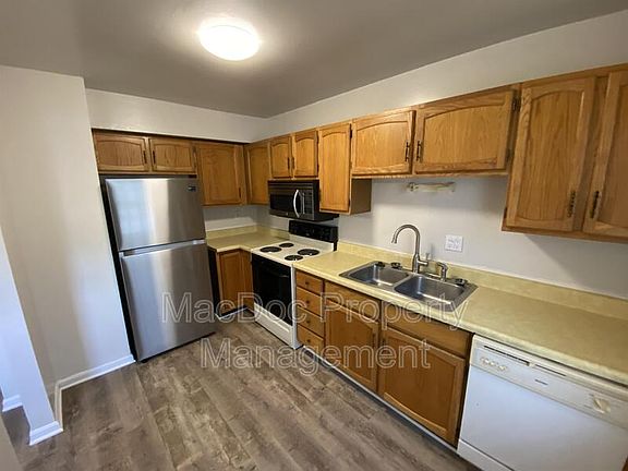 5th image of 414 Olde Greenwich Cir