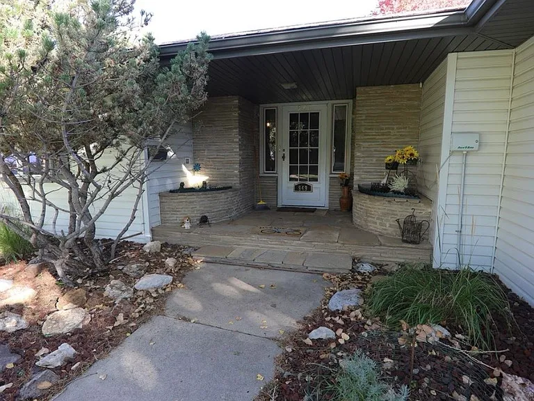949 Victoria St — Photo 2