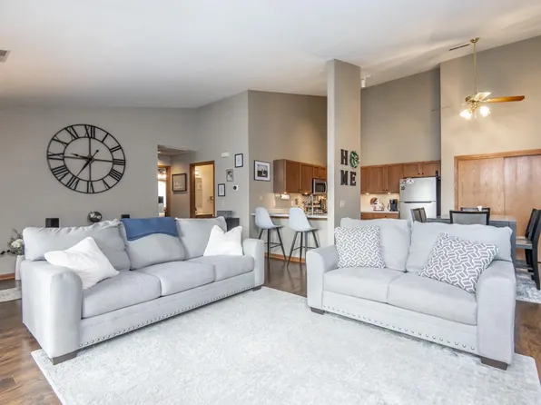 W240N2532 East Parkway Meadow CIRCLE #8, Pewaukee, WI 53072