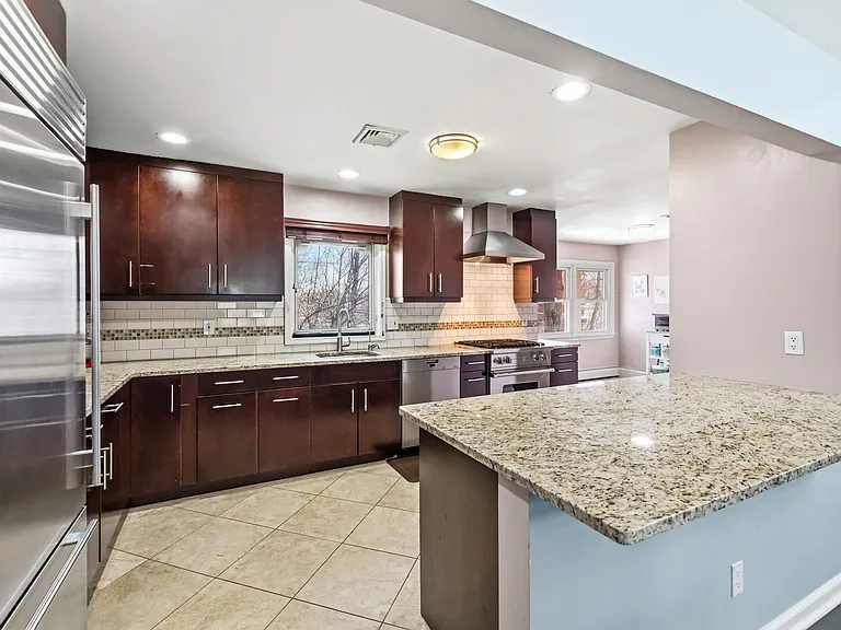 682 Floyd St — Photo 22