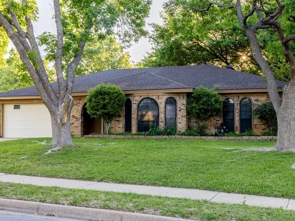 232 Meadowhill Dr, Benbrook, TX 76126