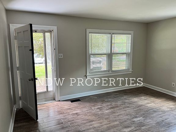 4th image of 1604 Barnes St