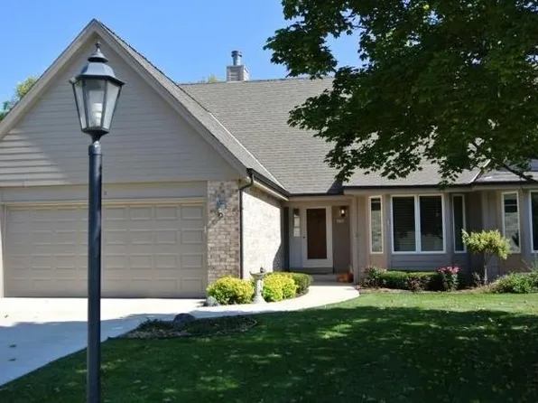 630 S Stonehedge Dr, Brookfield, WI 53045