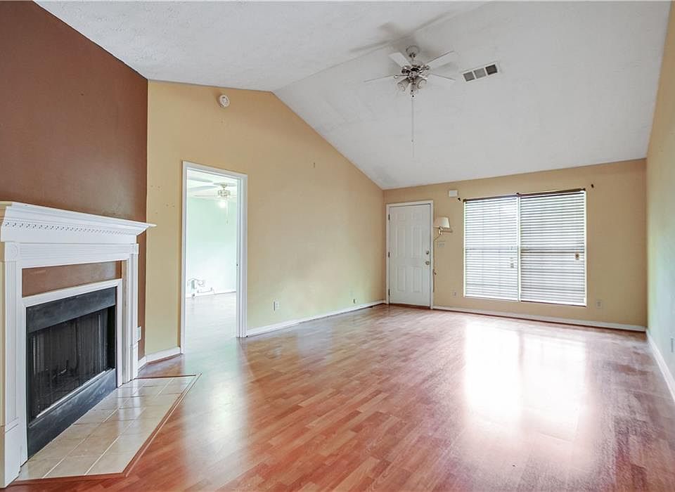 2nd image of 2700 Sapphire St