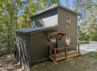 717 Country Oaks Ln, La Follette, TN 37766