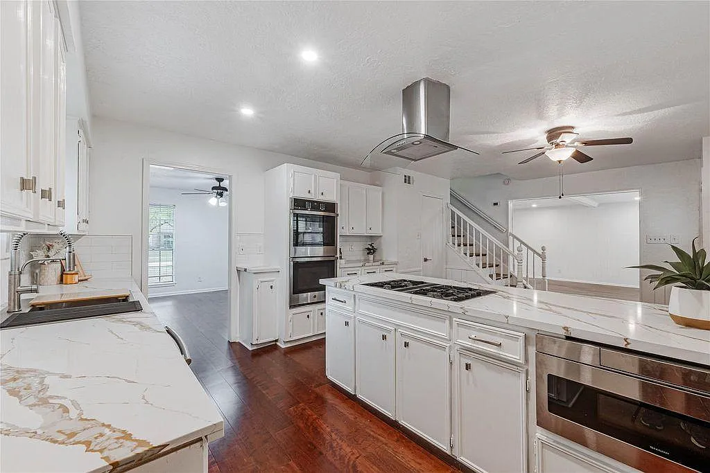 4 bed, 2.5 bath, 3000 sqft, $910 — Photo 2