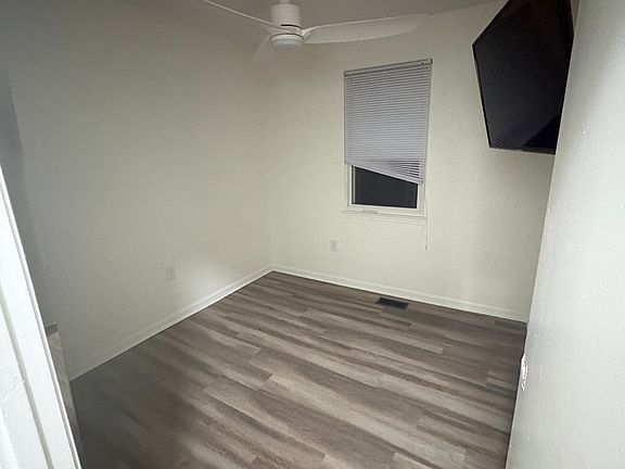 4th image of 1206 Thomas Jefferson Pl