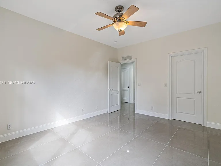 1772 NE 9th St #7 — Photo 16