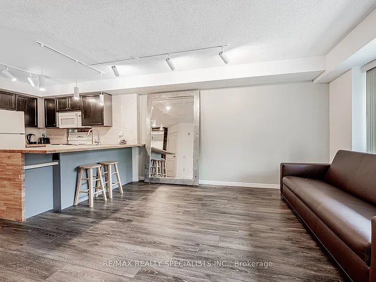 140 Bathurst St #208 — Photo 13
