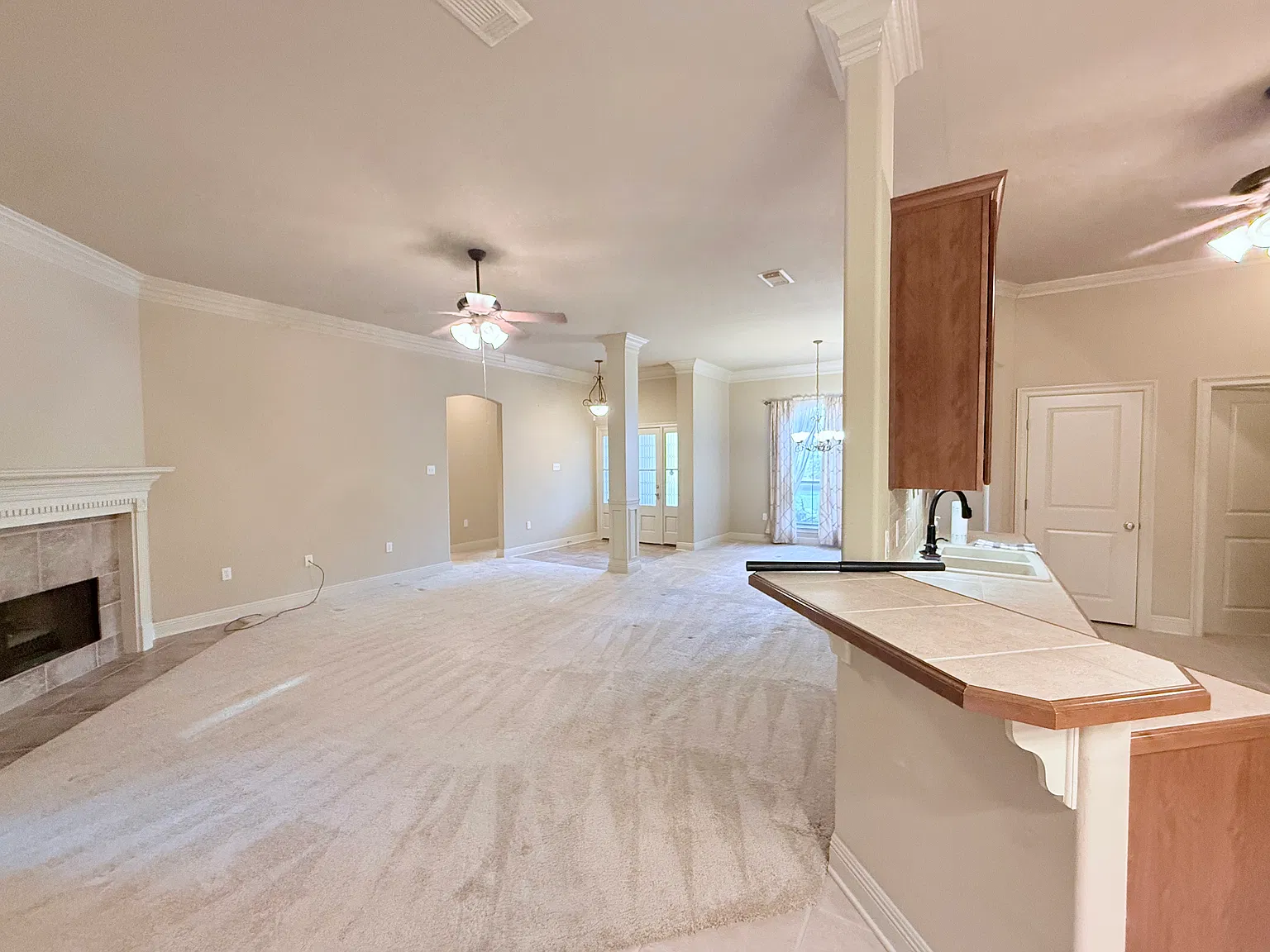 3 bed, 1727 sqft, $2,450 — Photo 4