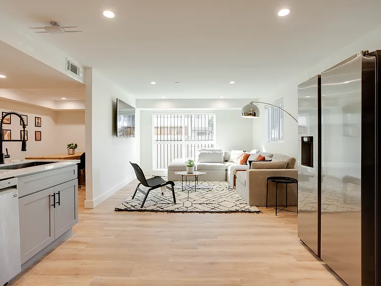 1224 W 37th Pl — Photo 25