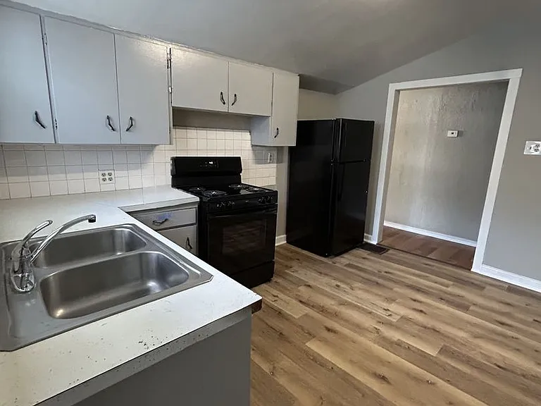 20 4th Street Cir — Photo 5