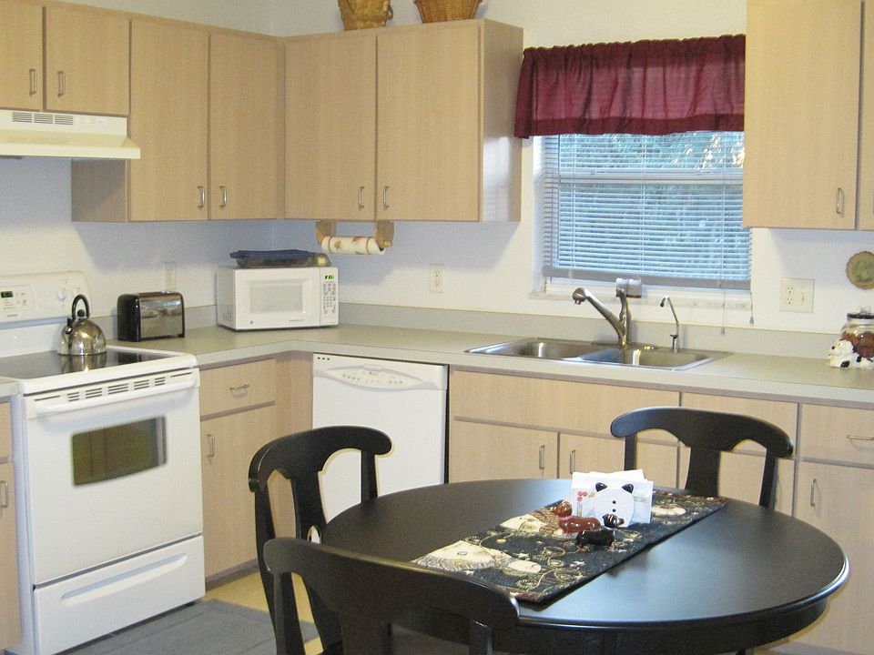 2nd image of 6 Hemlock Radial Ln