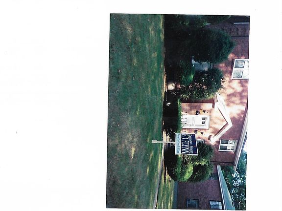 741 and 743 are Town houses in West Roxbury. 743 is available. Just Painted with new vertical blind. Move in now. Thanks for looking. 603-724-4266