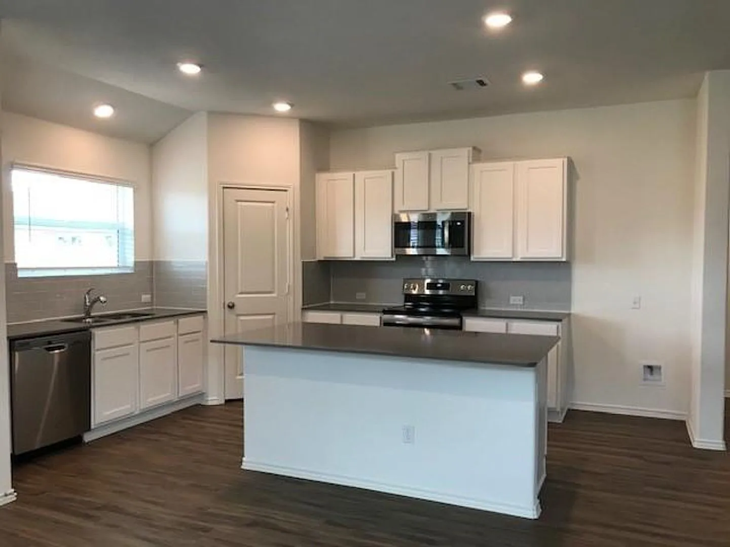 Conveniently Located 4 Bed / 2 Bath Hutto Home — Photo 4
