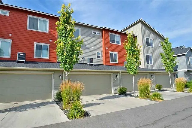 2207 W Bridge Ave — Photo 2
