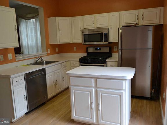 2nd image of 8603 Sycamore Glen Ln