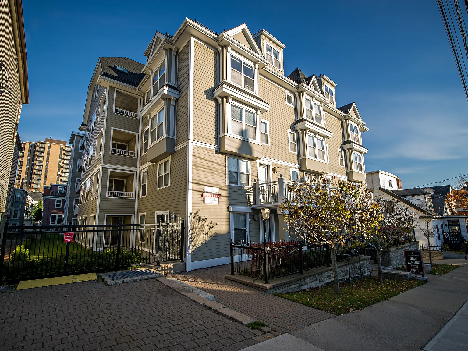 Hillside Suites — Photo 3