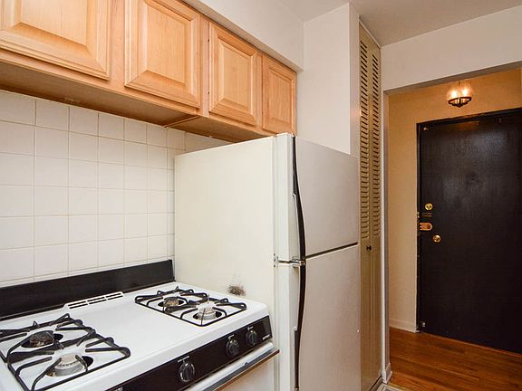 3rd image of 521 W Briar Pl #D014