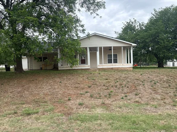 649 A St, Arapaho, OK 73620