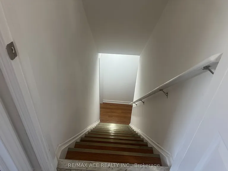 7 Glacier Cres #BASEMENT — Photo 4