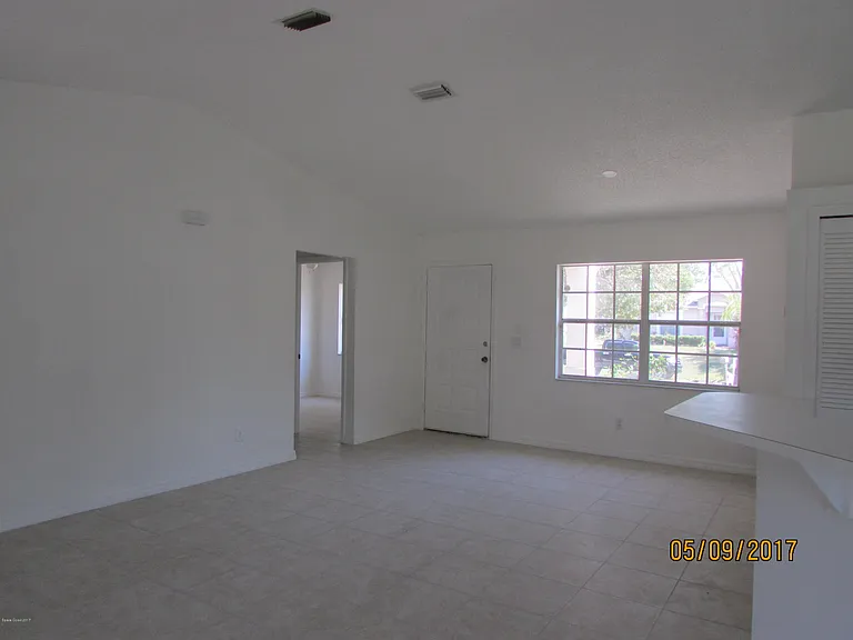 407 Delmonico St NE — Photo 2