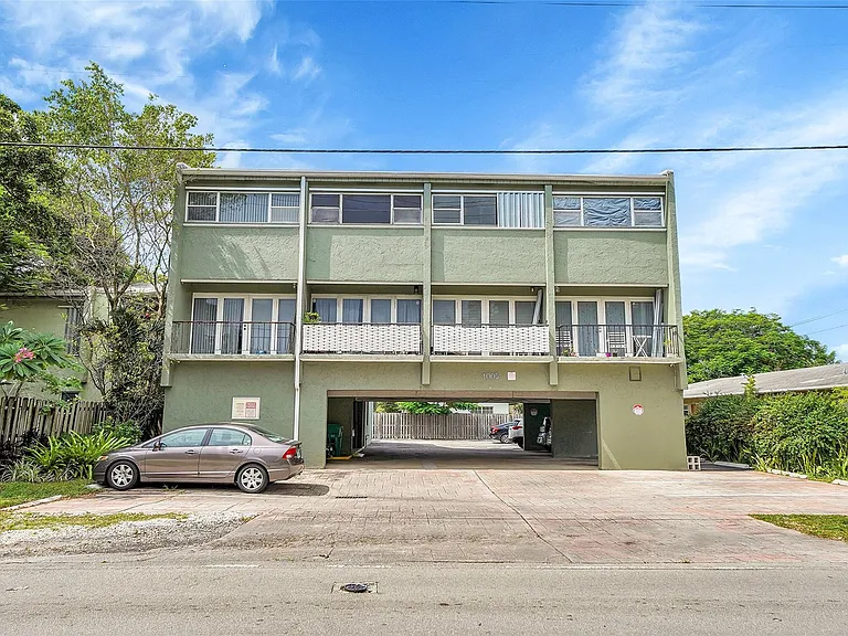 1005 SW 15th Ave #10 — Photo 2