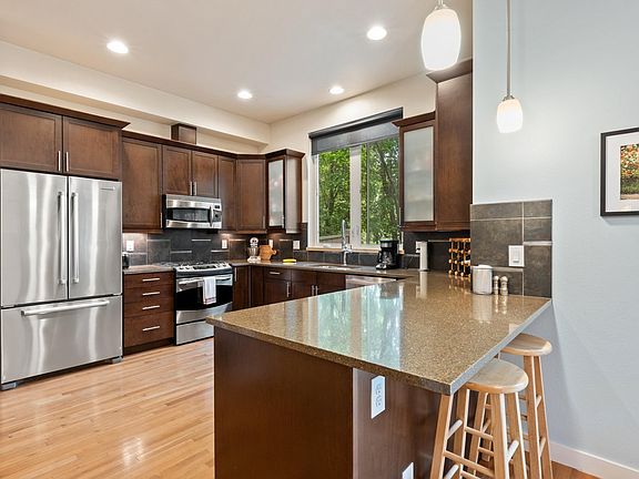 4th image of 3627 Silverton St