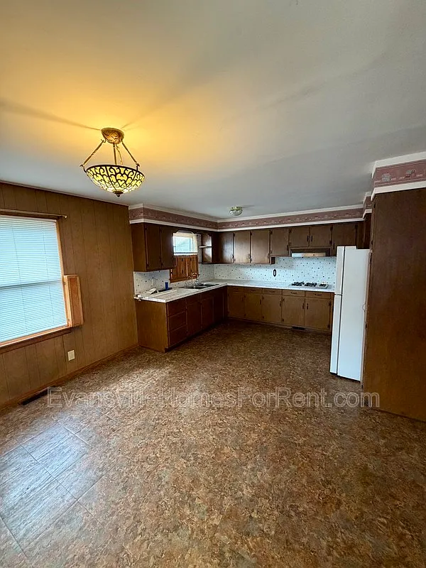 3 bed, 2.0 bath, 2161 sqft, $1,100 — Photo 2