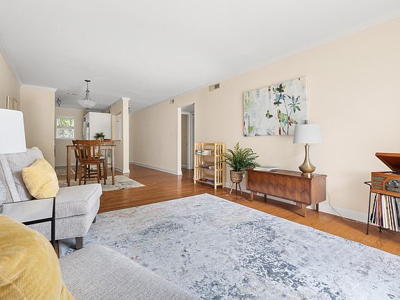 4th image of 1513 E Franklin St #F
