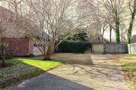 3rd image of 5803 Plantation Dr