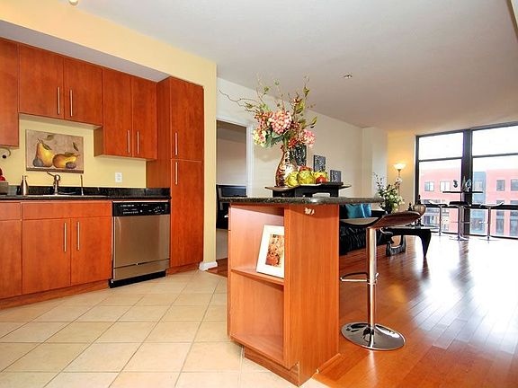 4th image of 1021 N Garfield St APT 516