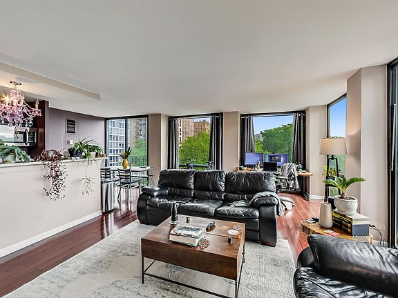 4th image of 345 W Fullerton Pkwy APT 604