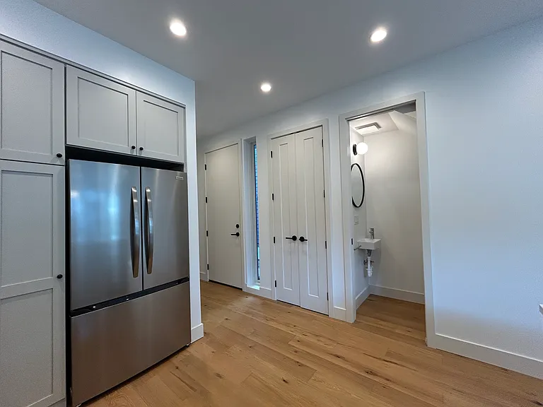 1003 E Washington St — Photo 4