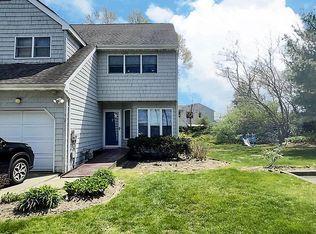 2 Beach Manor Ct, West Islip, NY 11795