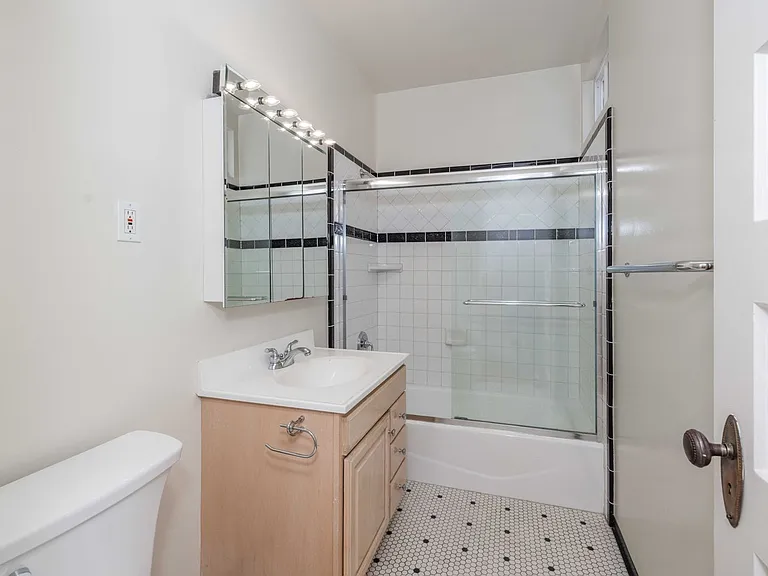 Top Floor 1br. Remodeled! W/D In-Unit! Dishwasher! — Photo 12