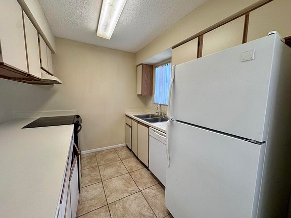 5th image of 704 Riverside Dr