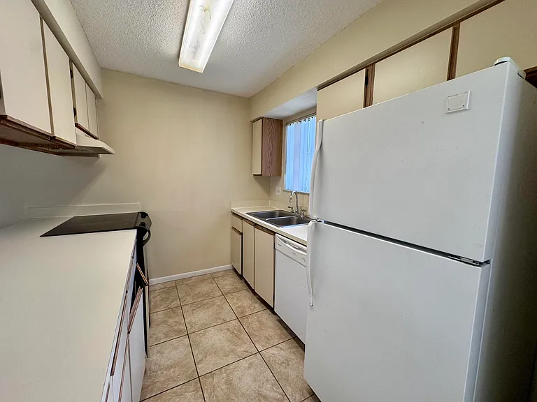 704 Riverside Dr — Photo 5