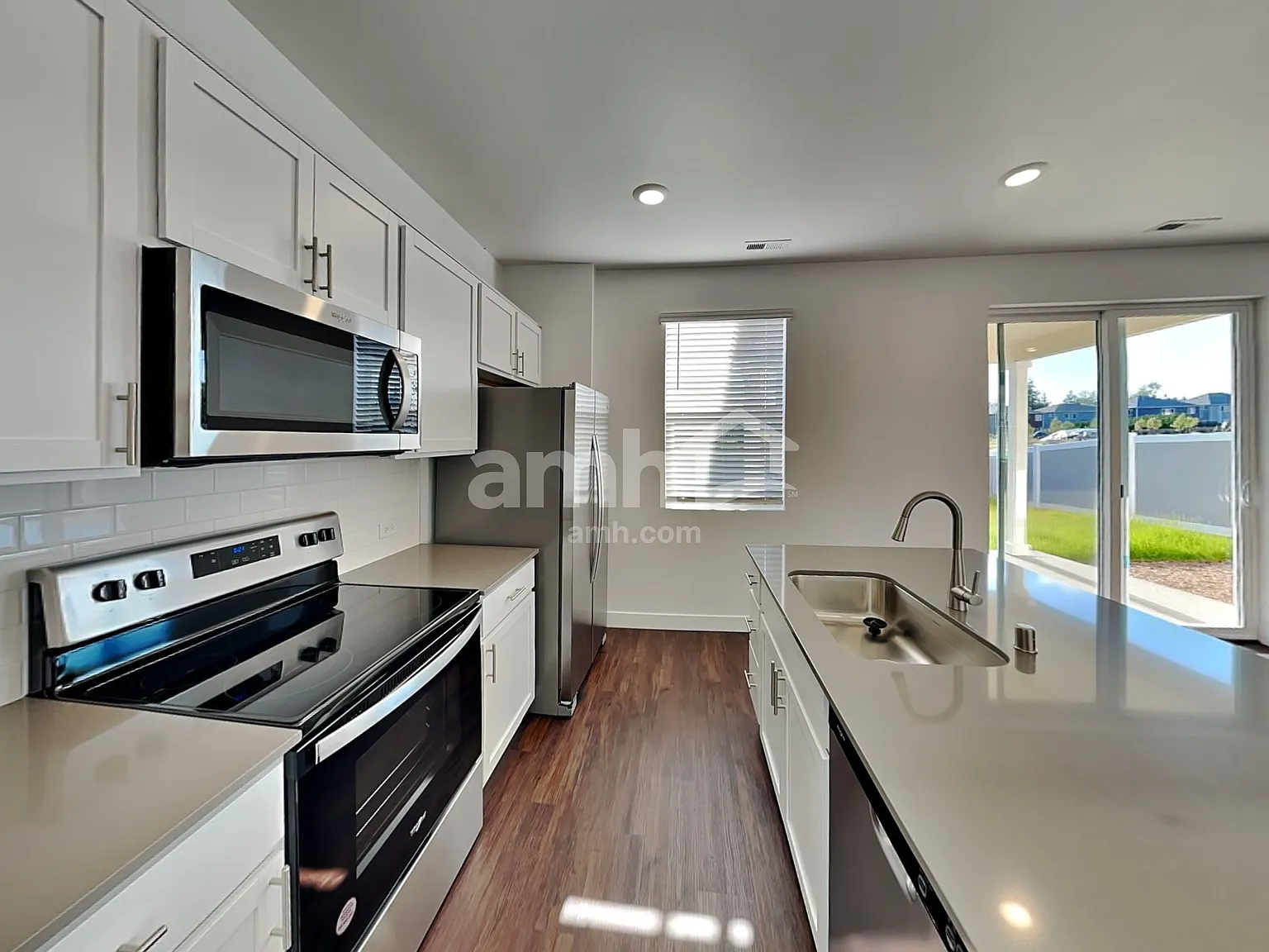 3 bed, 2.5 bath, 1691 sqft, $3,410 — Photo 3