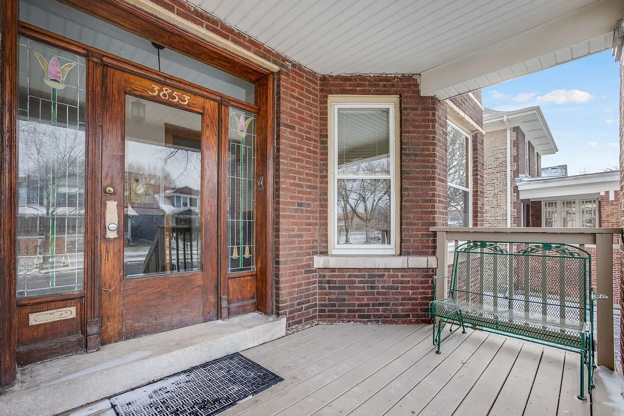 3853 N Hamlin Ave — Photo 2
