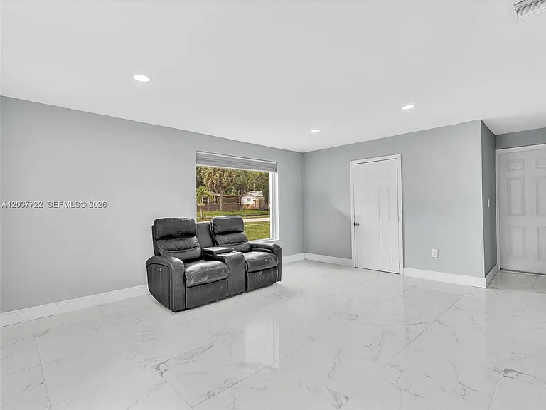 157 NE 6th Ct — Photo 5