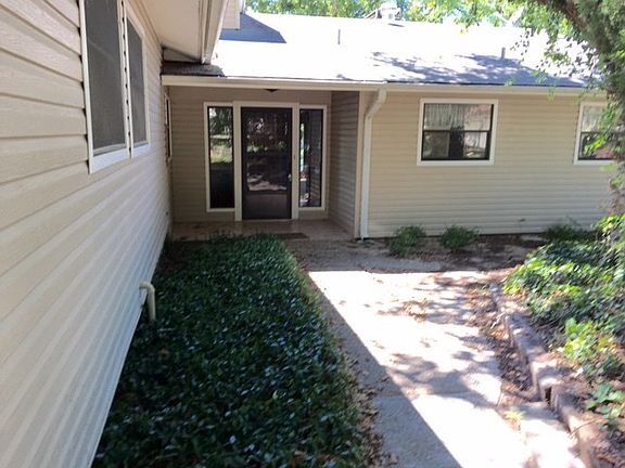2nd image of 1122 Kiowa Dr E