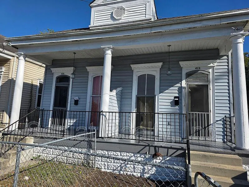 Mid City — Photo 1