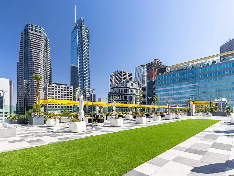 Skylux on Wilshire — Photo 33