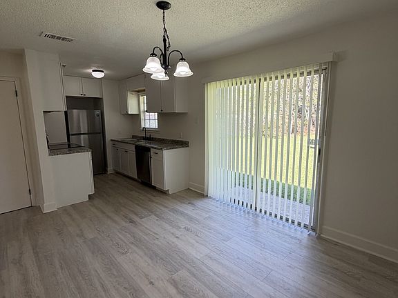 4th image of 2424 Southern Dr