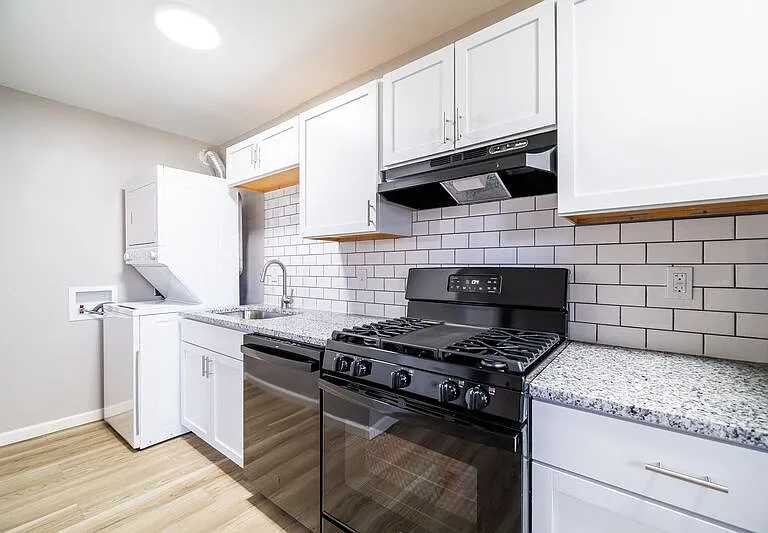 1075 Oak St #E — Photo 3