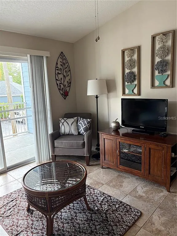 2 bed, 2.0 bath, 899 sqft, $2,095 — Photo 3