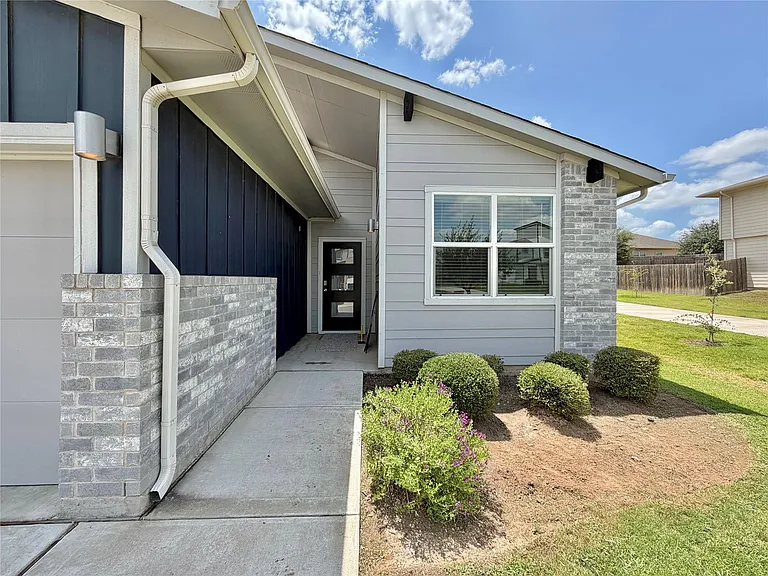 10214 Norshire Ln — Photo 3