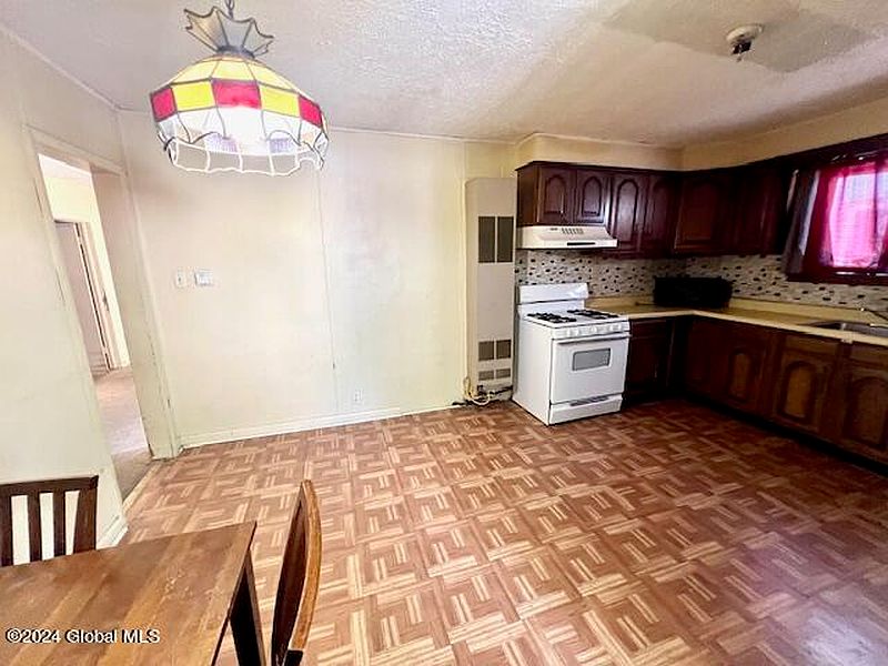 4th image of 20 Milton Avenue